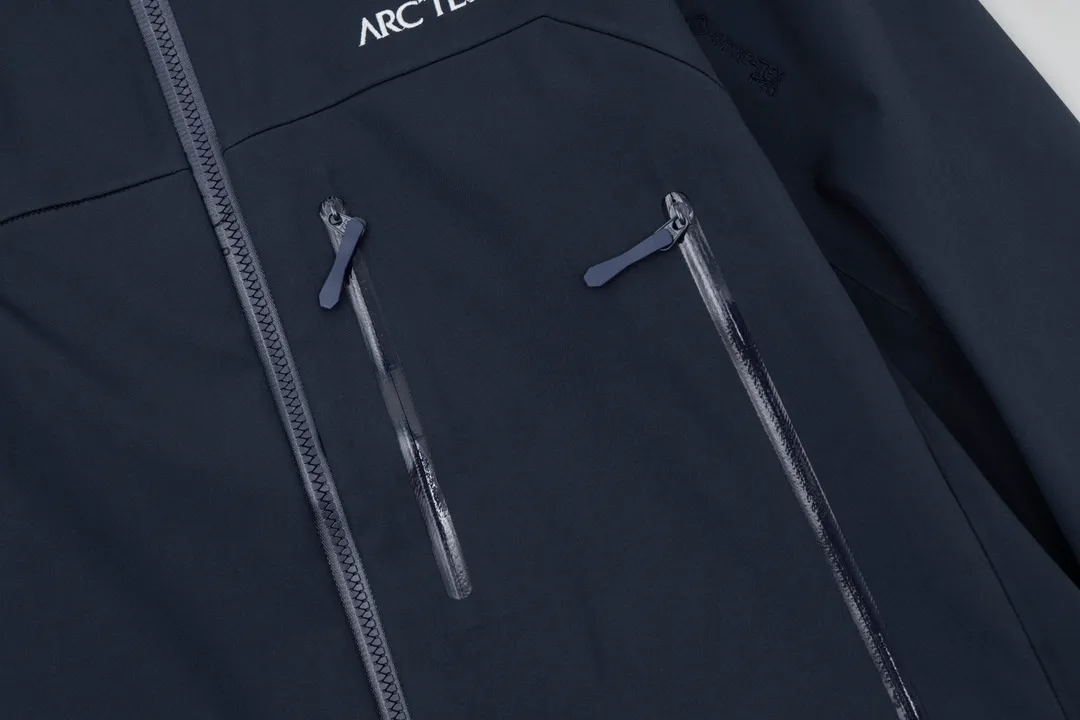 ARCTERYX beta SV ZP YKK ， ， ， 。 Beta LT ， 。 bluesign@ N 3LGORE-TEX ， Wear-Resistant， 、 Breathable， 。 Storm Hood™ ， Water Tight™ ， ， ， 。 BETA： 。 ， Wear-Resistant。 GORE-TEX： 、 、Breathable 。 ，VISLON ， Velcro ， Zip-in， ARC TERYX